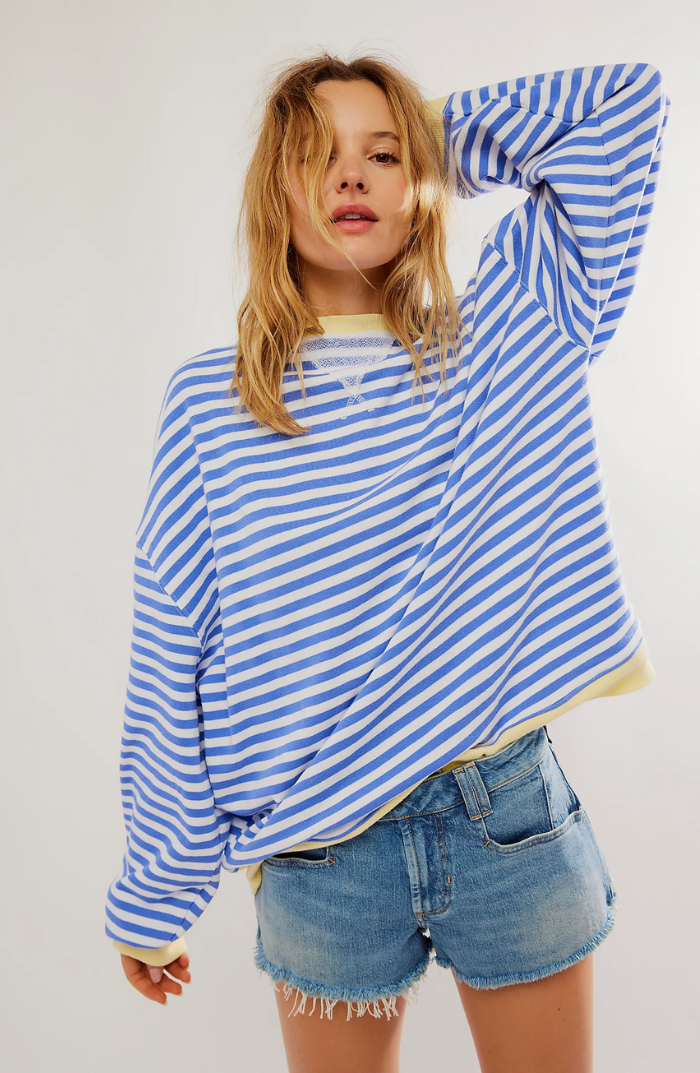 Iris oversized gestreepte sweater vooraanzicht met arm omhoog