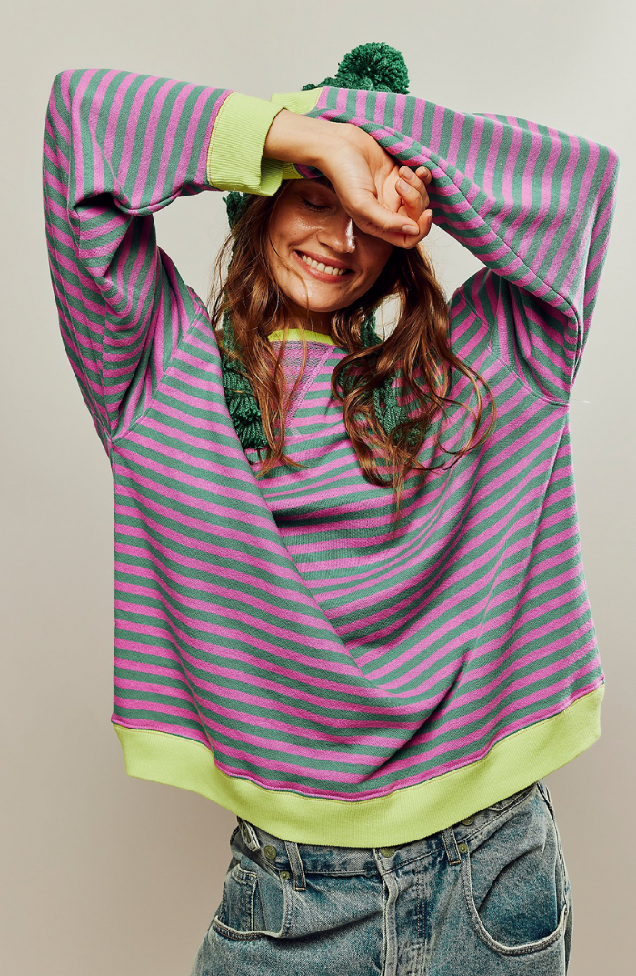 Iris gestreepte sweater in andere kleurstelling met muts, vooraanzicht