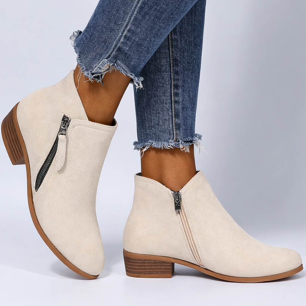 Isabeau beige enkellaars met ritssluiting, gedragen met jeans