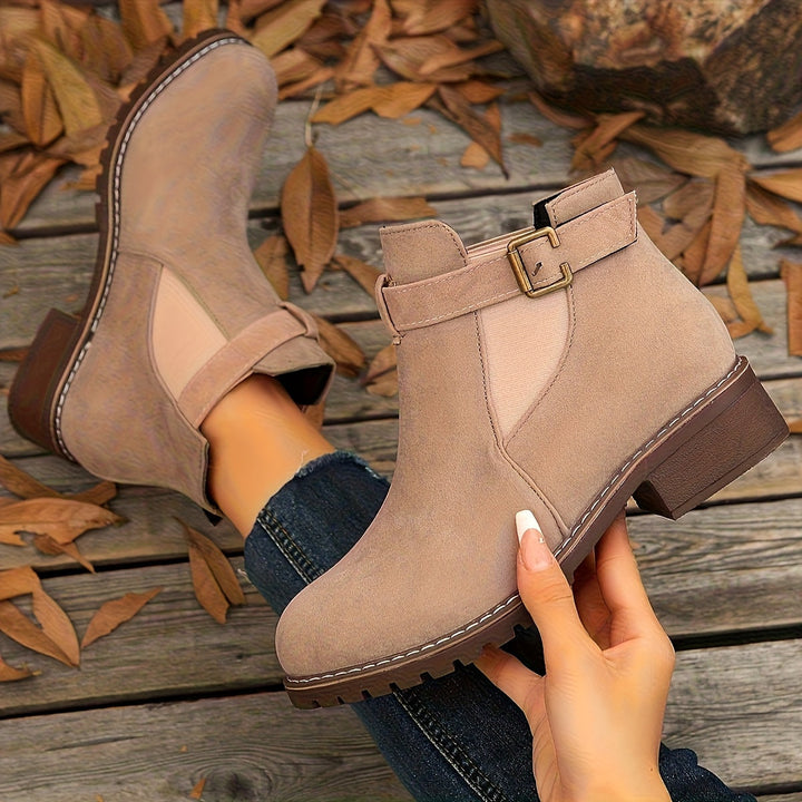 Isabel taupe Chelsea enkellaars, vastgehouden in de hand close-up