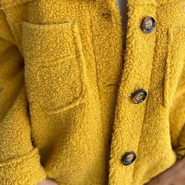 Isabel teddy jas detail knopen en voorzak in geel