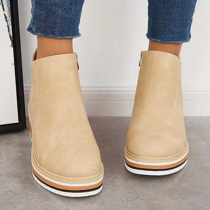 Isabel beige suède enkellaarzen gedragen met jeans, zijaanzicht