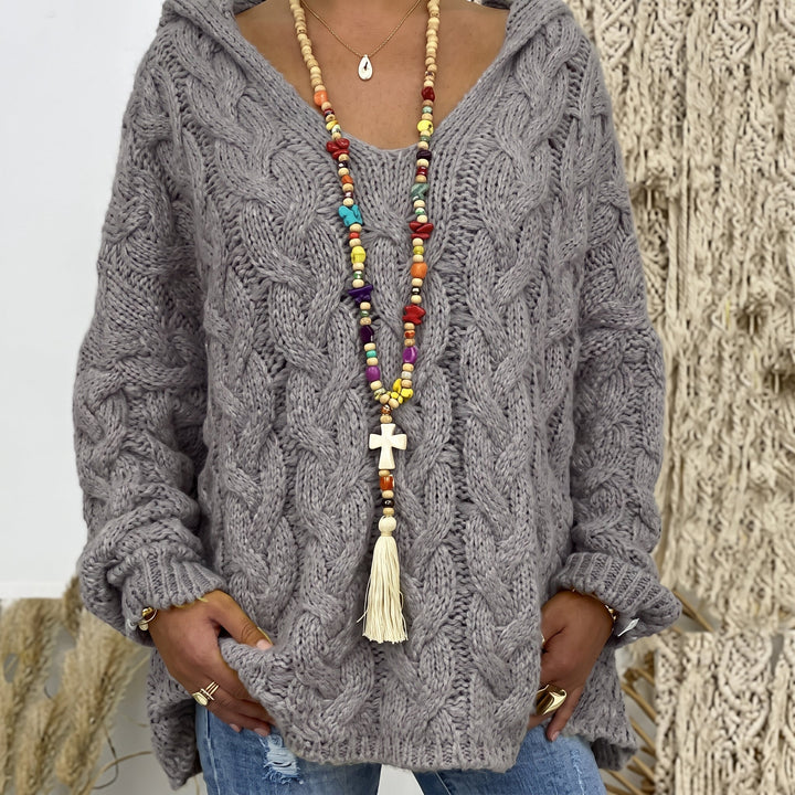 Kaylee grijze oversized kabelgebreide trui met V-hals en boho ketting, vooraanzicht