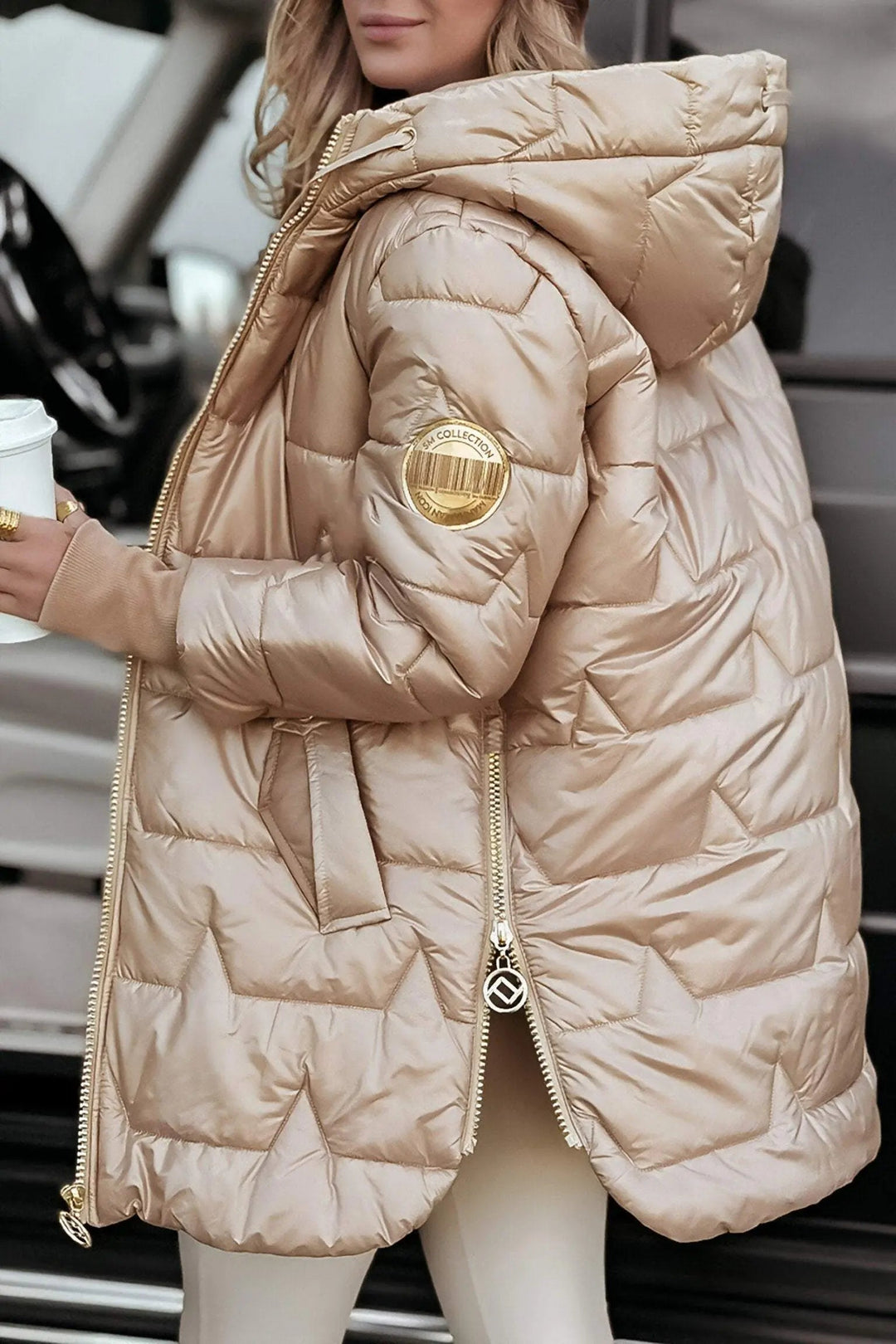 Loïs beige gewatteerde puffer jas met capuchon, achteraanzicht detail