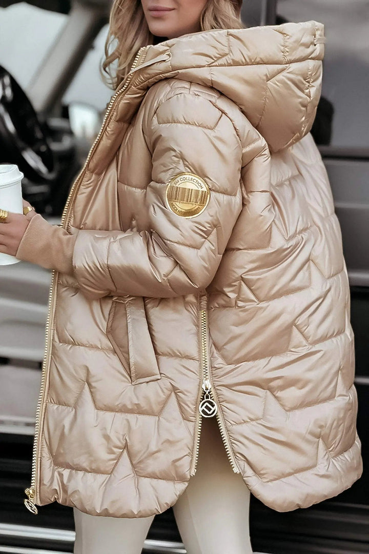 Loïs beige gewatteerde puffer jas met capuchon, achteraanzicht detail