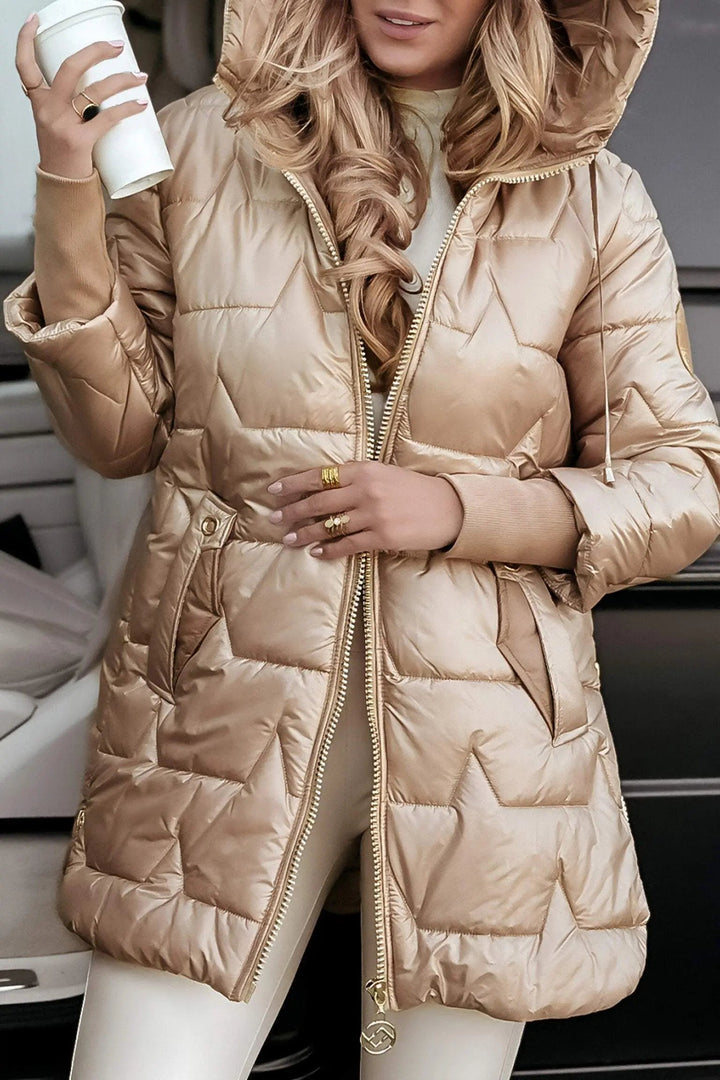 Loïs beige puffer jas met capuchon en ceintuur, vooraanzicht