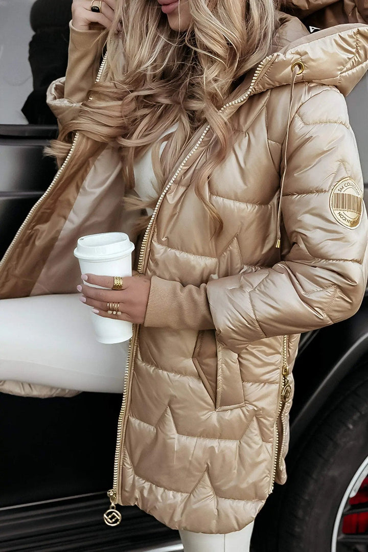 Loïs beige puffer jas met capuchon, vooraanzicht met koffie
