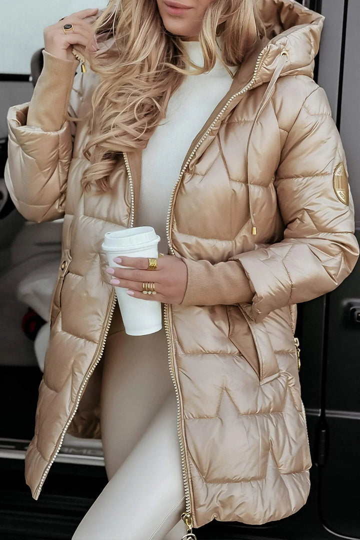 Loïs beige puffer jas met capuchon, close-up met koffie
