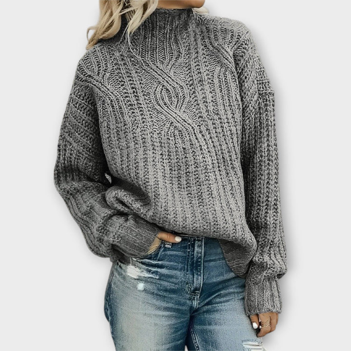 Loes grijze gebreide oversized coltrui met kabelpatroon, vooraanzicht