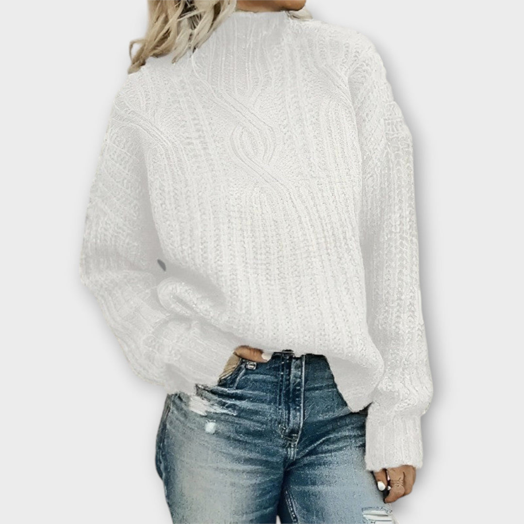 Loes witte gebreide oversized coltrui met kabelpatroon, vooraanzicht