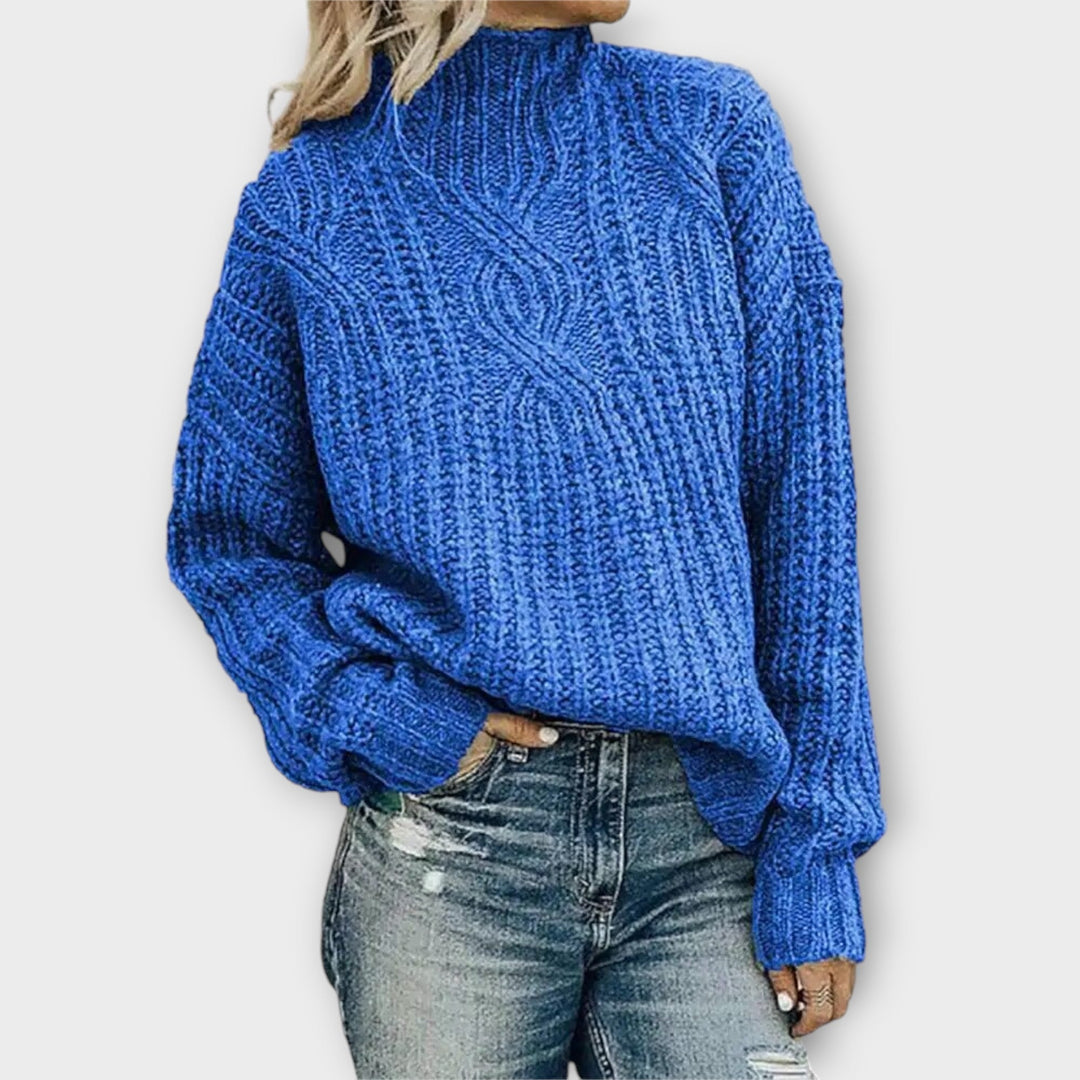 Loes blauwe gebreide oversized coltrui met kabelpatroon, vooraanzicht