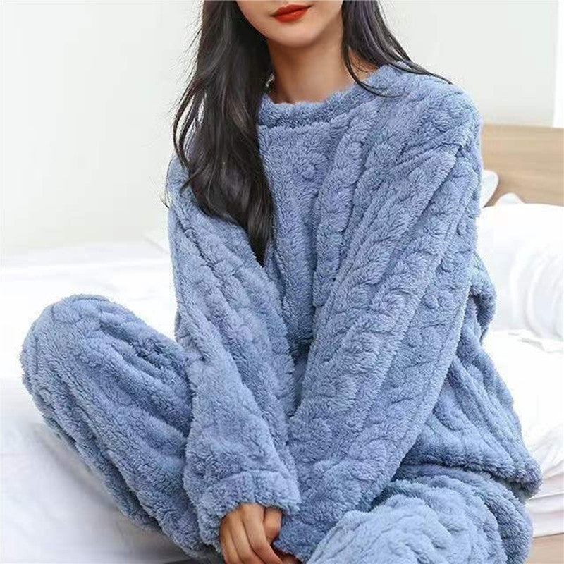 Marit fleece pyjama set met kabelstructuur, vooraanzicht zittend op bed