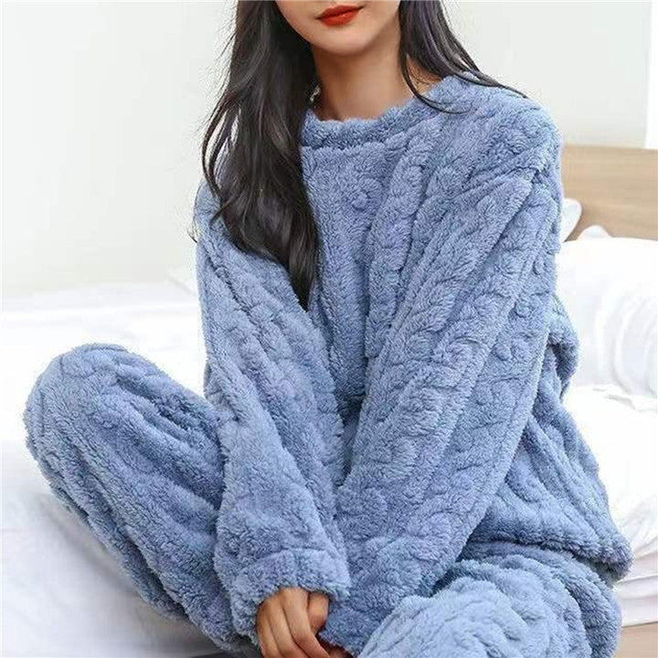 Marit fleece pyjama set met kabelstructuur, vooraanzicht zittend op bed