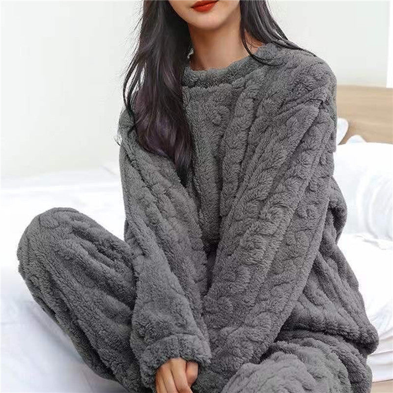 Marit fleece pyjama set in grijs, close-up bovenlichaam