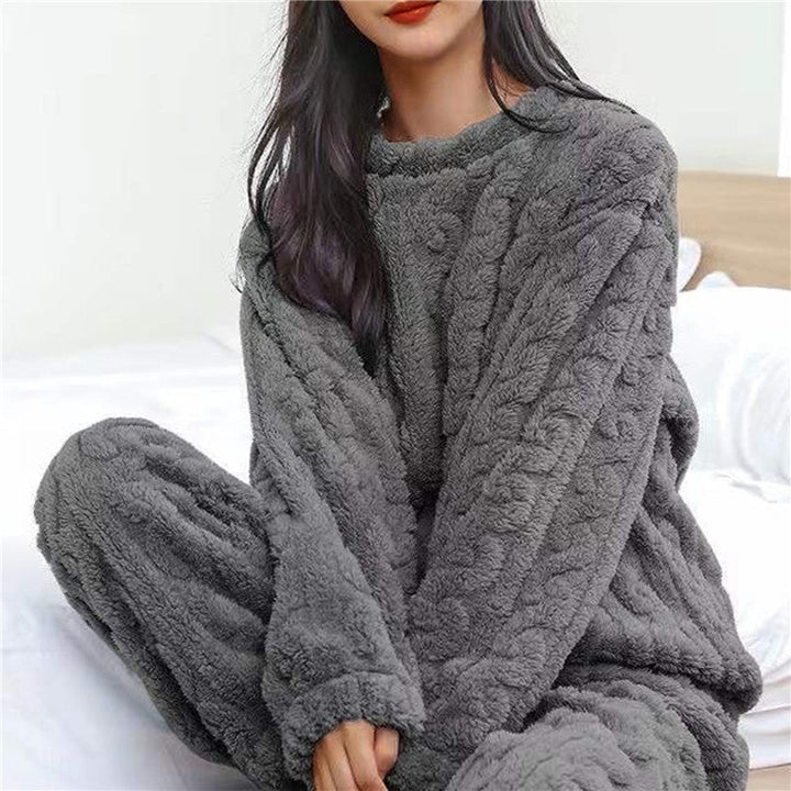 Marit fleece pyjama set in grijs, close-up bovenlichaam