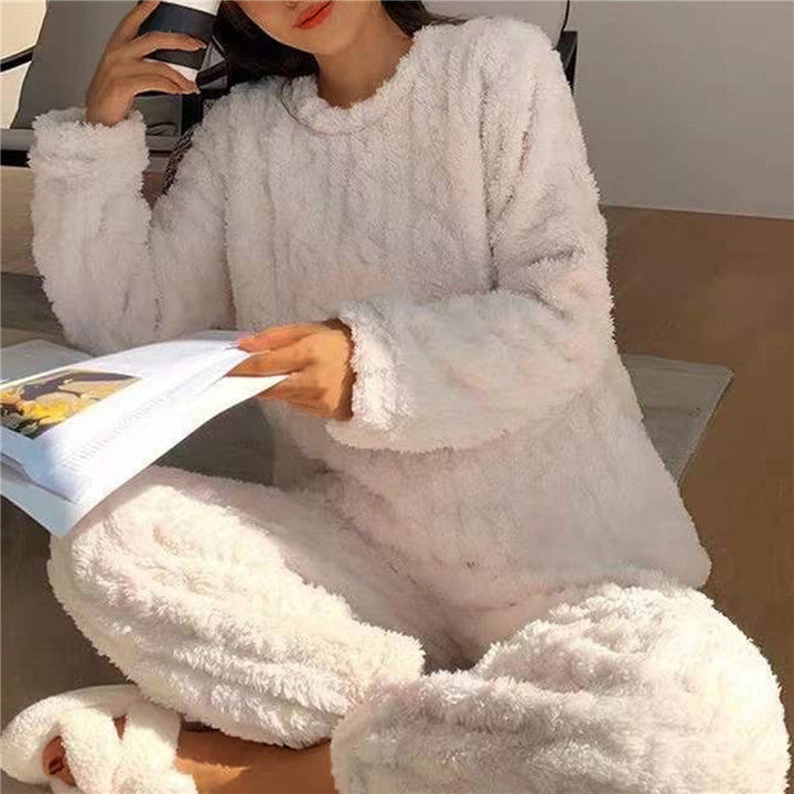 Marit fleece pyjama set in wit, zittend met boek