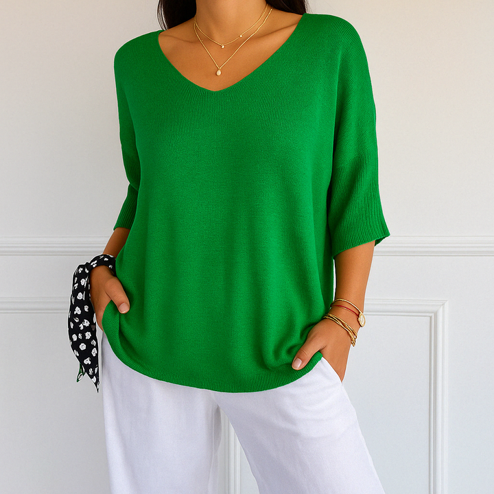 Marit groene V-hals pullover met korte mouwen, close-up