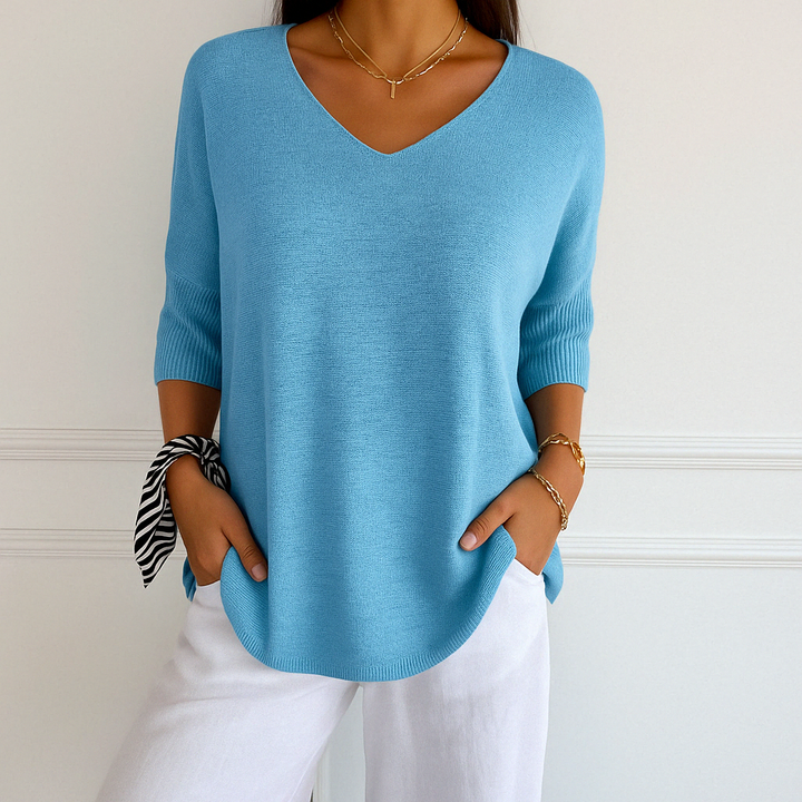 Marit lichtblauwe V-hals pullover met korte mouwen, vooraanzicht