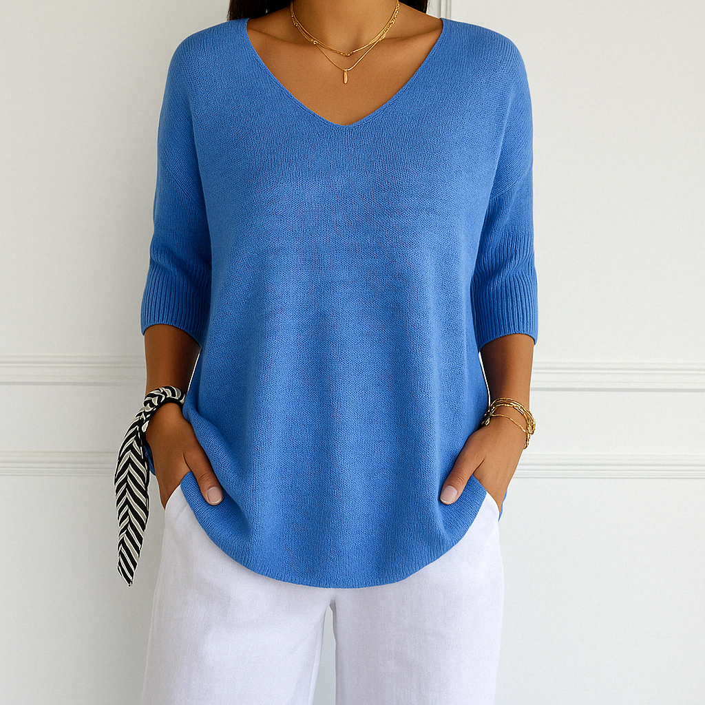 Marit blauwe V-hals pullover met korte mouwen, vooraanzicht
