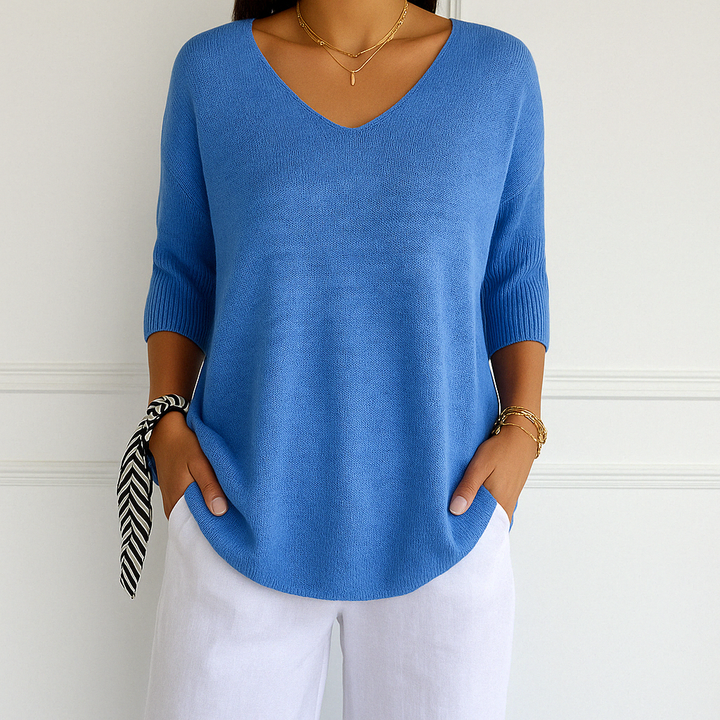 Marit blauwe V-hals pullover met korte mouwen, vooraanzicht