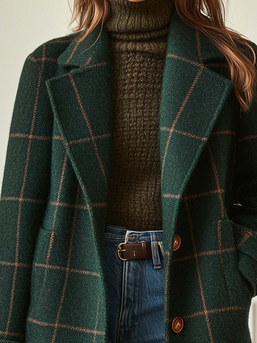 Close-up van de geruite stof en knopen van de Marit coat