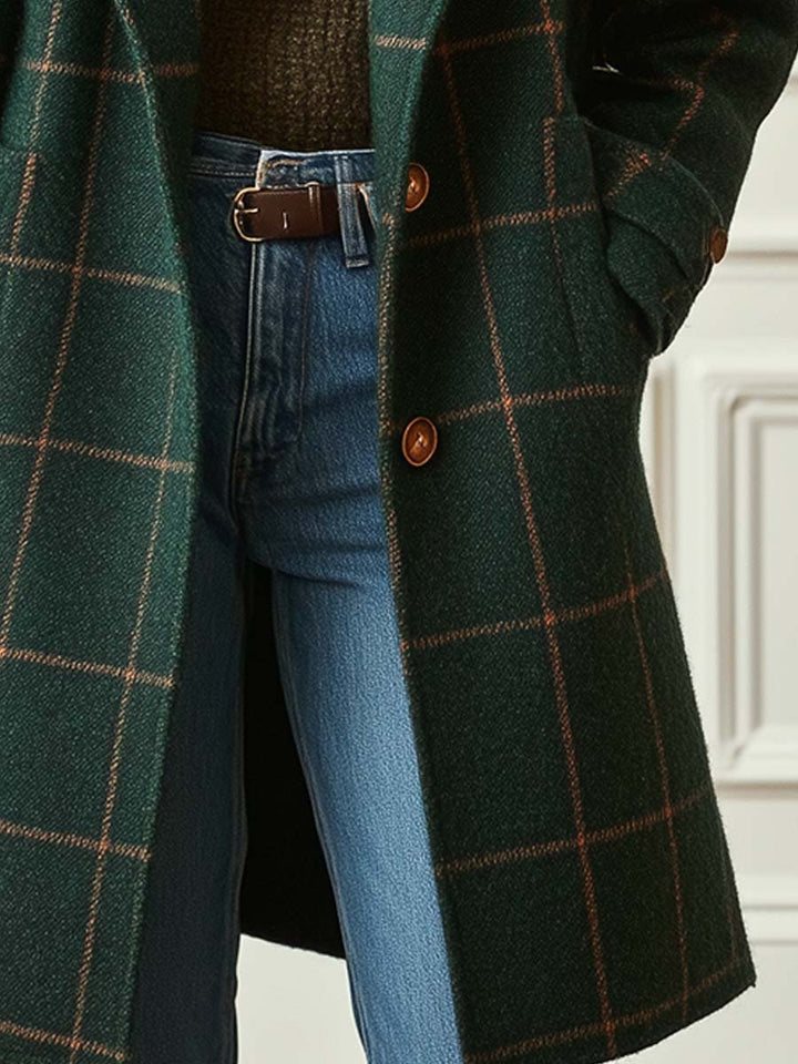 Detailopname van knopen en zak van de Marit coat in groen