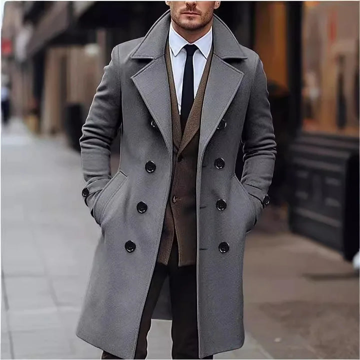 Maximilian grijze double-breasted trench coat, volledig vooraanzicht op straat