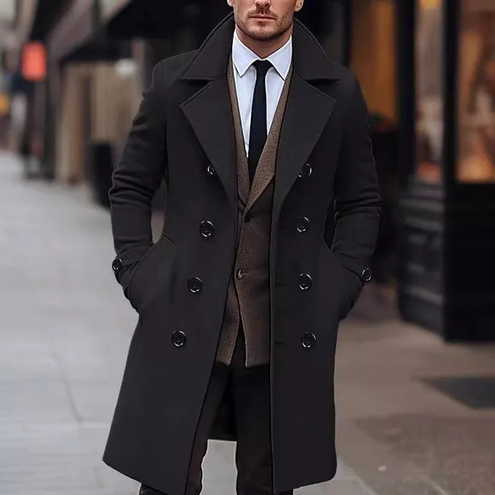 Maximilian zwarte double-breasted trench coat, volledig vooraanzicht op straat