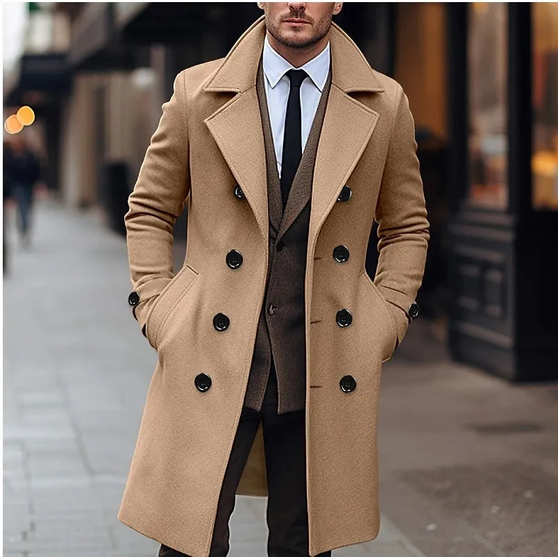 Maximilian camel double-breasted trench coat, volledig vooraanzicht op straat