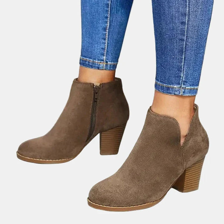 Merel blokhak enkellaarsjes in taupe met zijrits, vooraanzicht op model