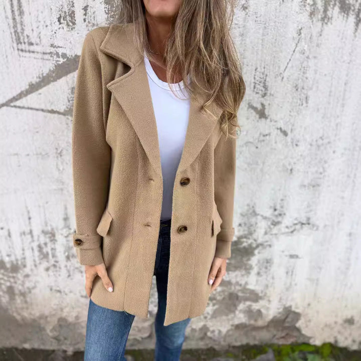 Merel beige wollen mantel met dubbele knopen, vooraanzicht