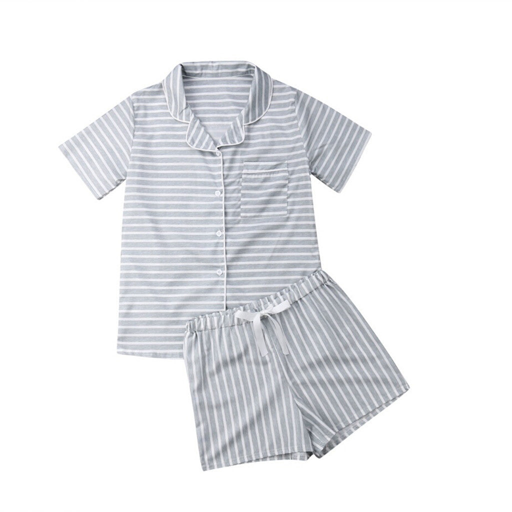 Merel grijze gestreepte pyjama set, plat gefotografeerd