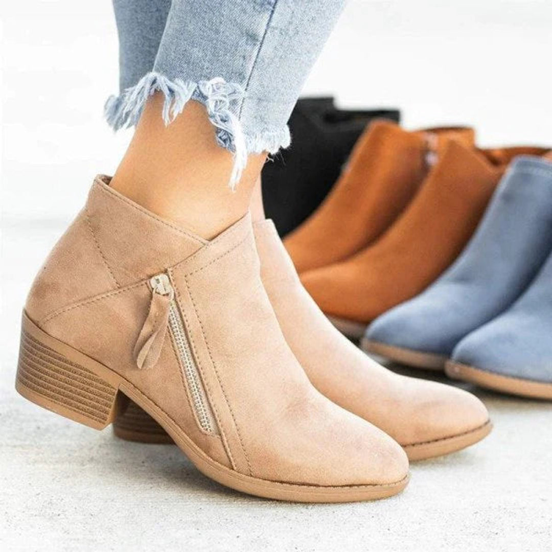Merel enkellaarsjes in beige, zwart, oranje en blauw naast elkaar