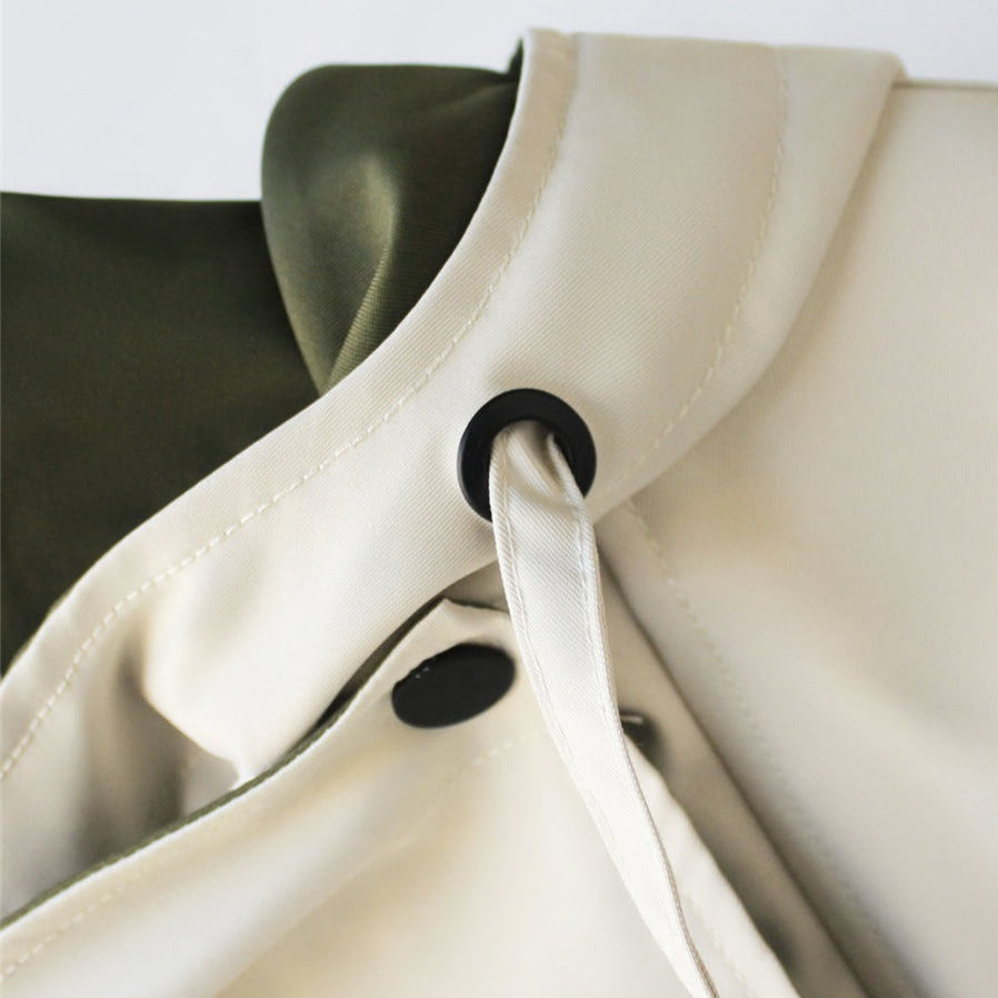 Close-up van de kraag met knoopdetail van de Merel trenchcoat