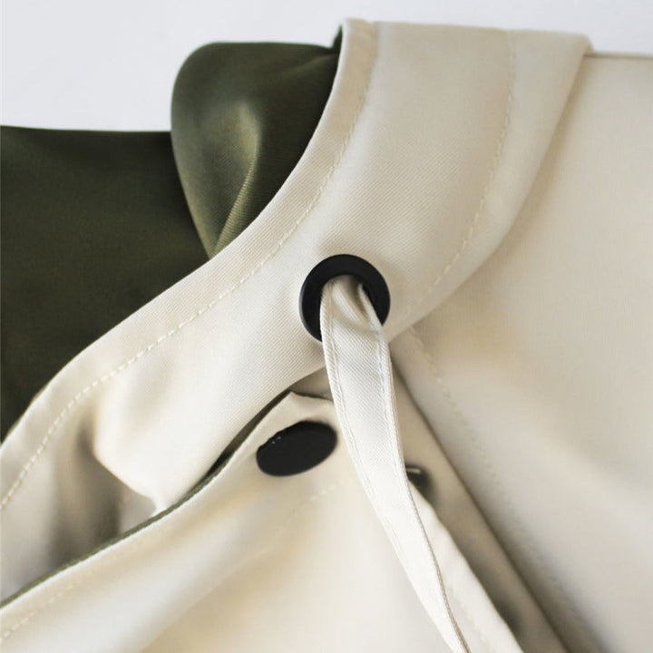 Close-up van de kraag met knoopdetail van de Merel trenchcoat