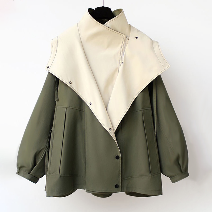 Merel trenchcoat op hanger, volledig zicht op de oversized snit