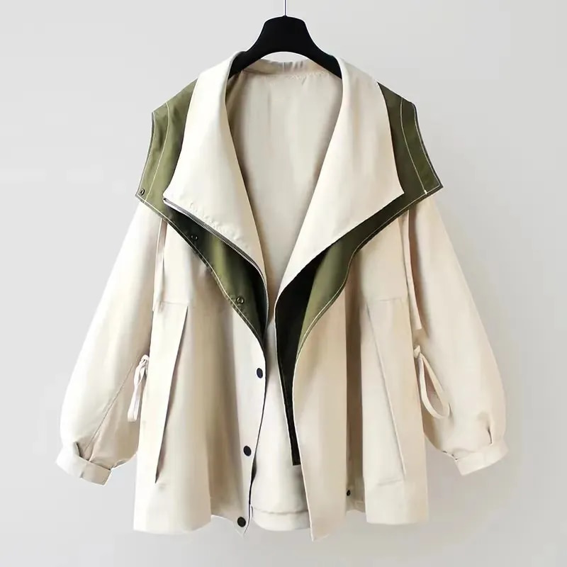 Merel trenchcoat in lichte kleurstelling, vooraanzicht op hanger