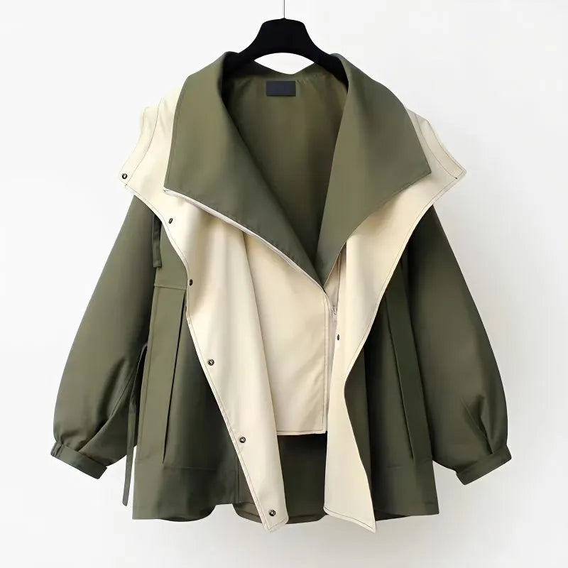 Merel trenchcoat in groene kleurstelling, vooraanzicht op hanger