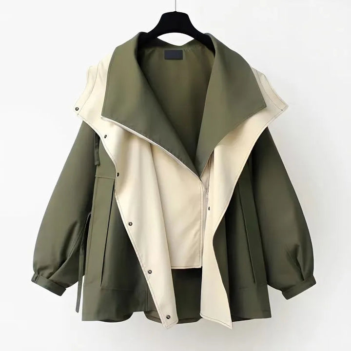 Merel trenchcoat in groene kleurstelling, vooraanzicht op hanger