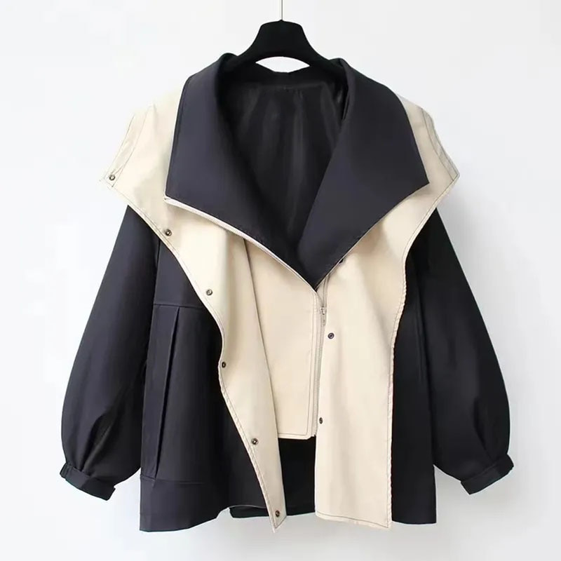 Merel trenchcoat in zwarte kleurstelling, vooraanzicht op hanger