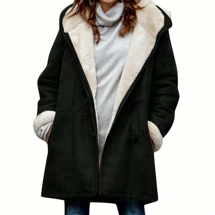 Noor hooded teddy jas met knevelsluiting, vooraanzicht in zwart