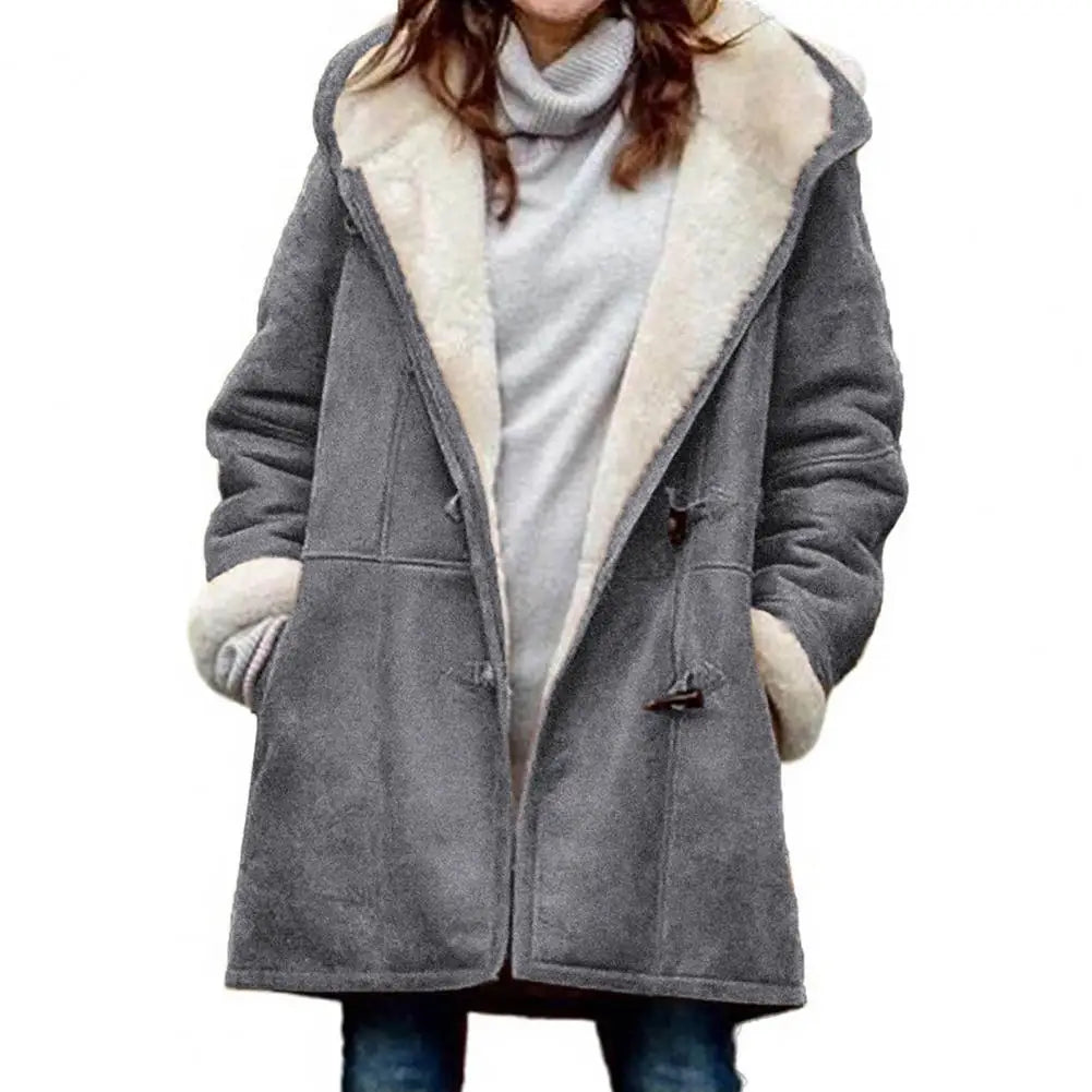 Noor hooded teddy jas met knevelsluiting, vooraanzicht in grijs