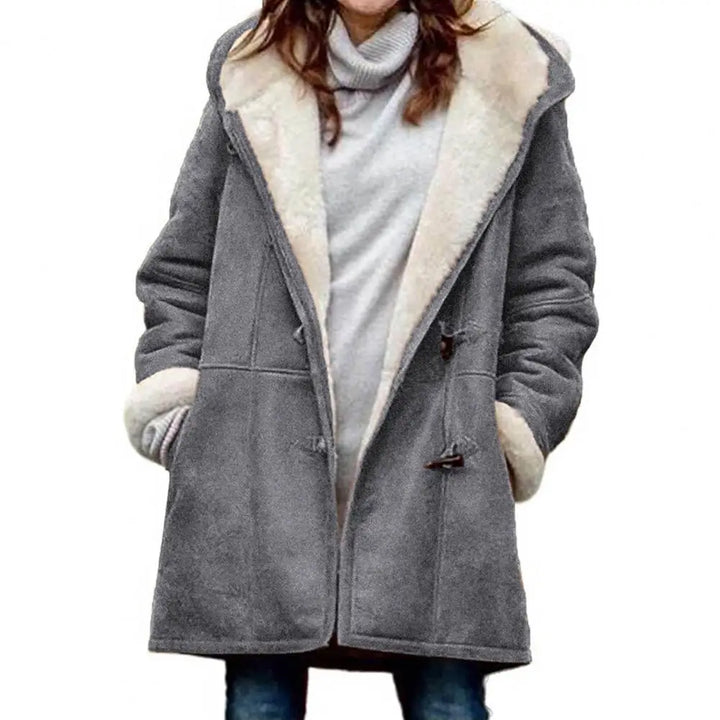 Noor hooded teddy jas met knevelsluiting, vooraanzicht in grijs