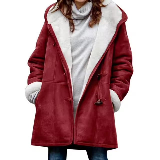 Noor hooded teddy jas met knevelsluiting, vooraanzicht in rood