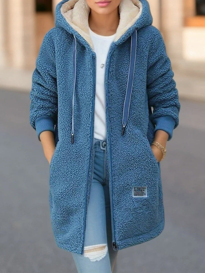 Noor teddy jas met capuchon, vooraanzicht open gedragen
