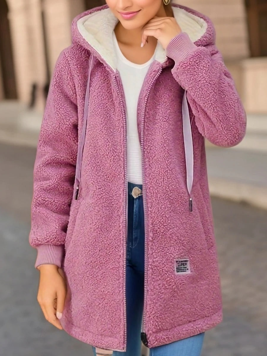 Noor teddy jas, close-up vooraanzicht met capuchon en rits