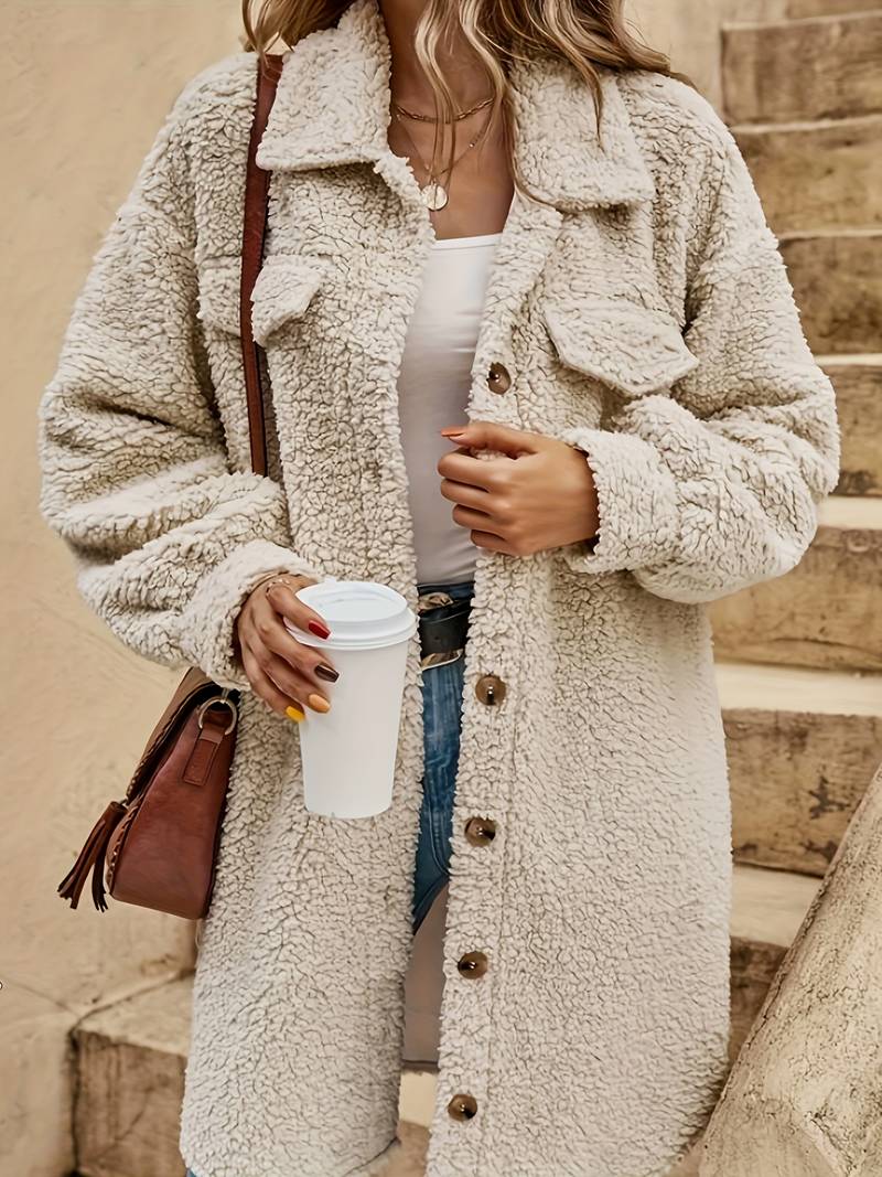 Renske teddy jas met knoopsluiting en voorzakken, detail vooraanzicht