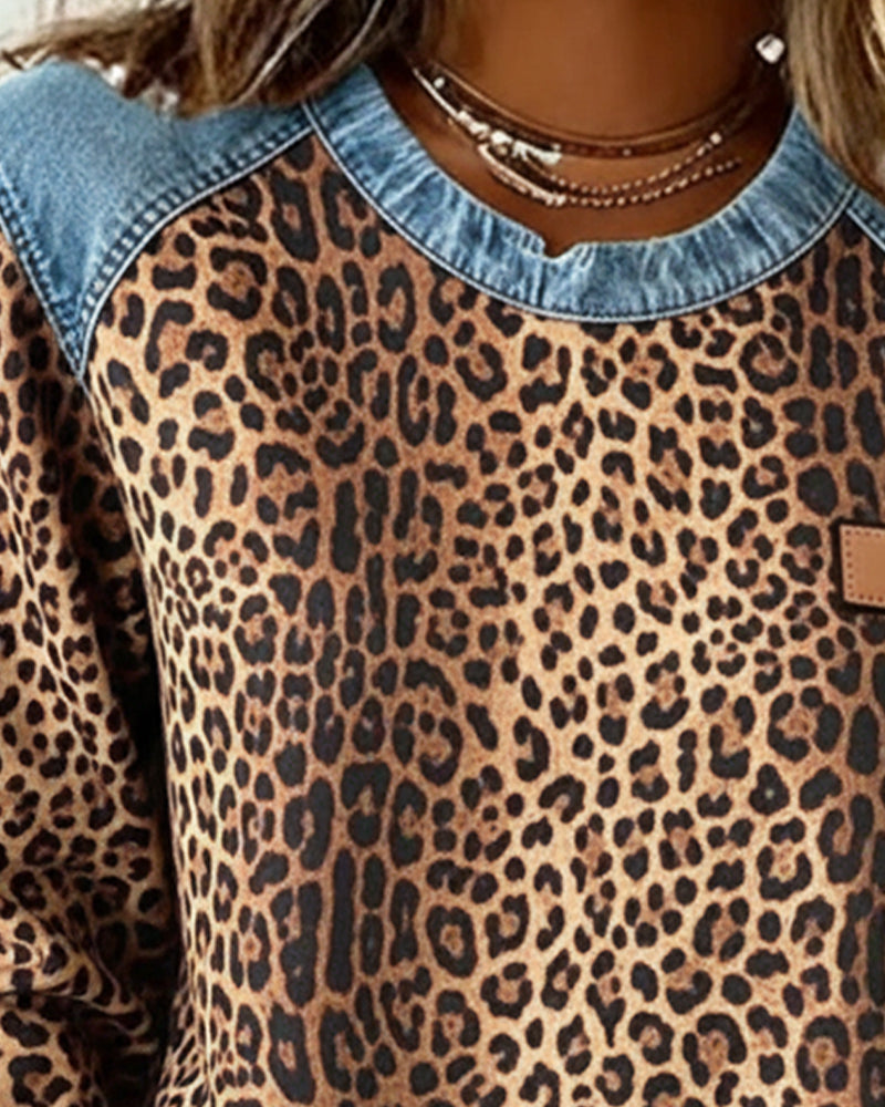 Roosmarijn sweater close-up ronde hals en denim schouderdetail