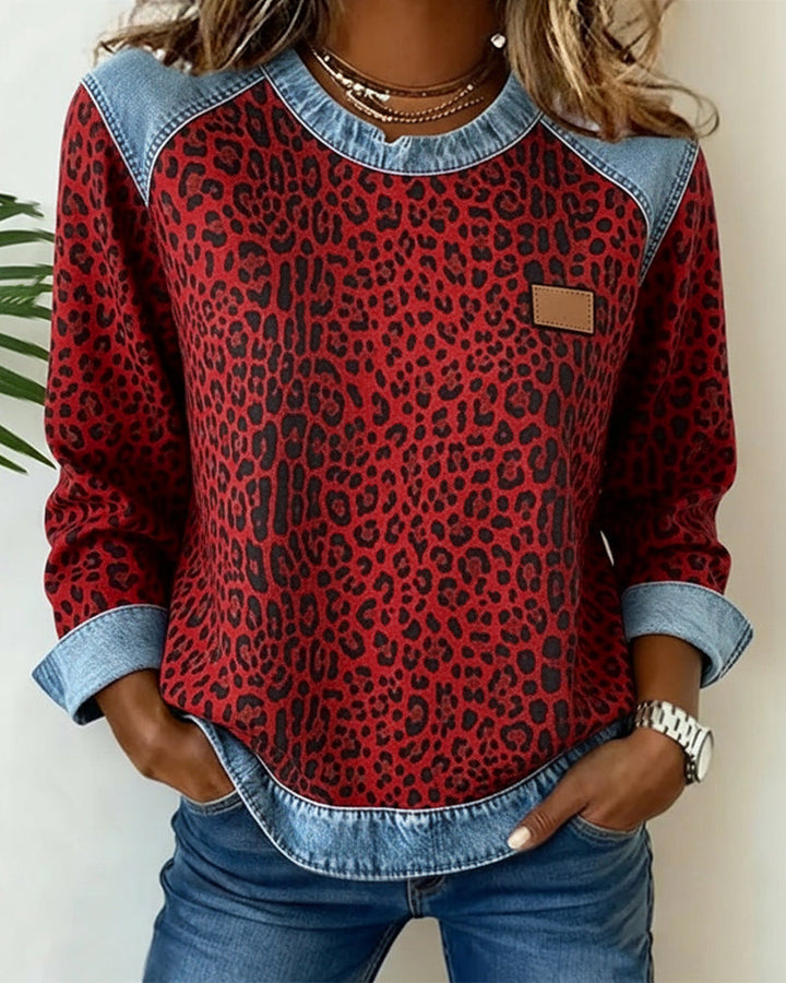 Roosmarijn rode luipaardprint sweater met denim details, vooraanzicht
