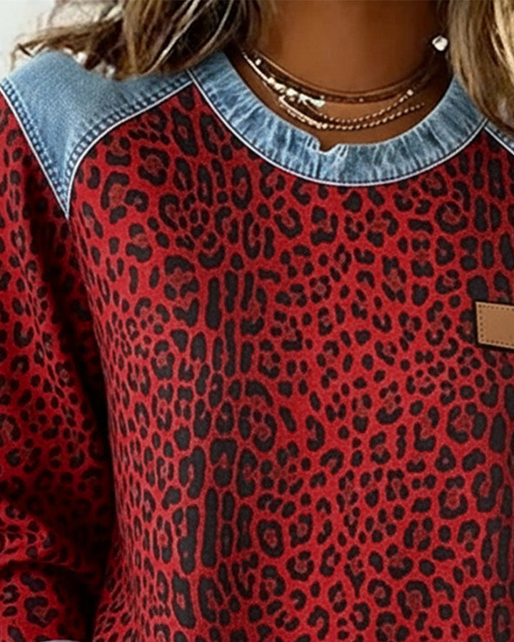 Roosmarijn rode sweater close-up ronde hals en denim schouder